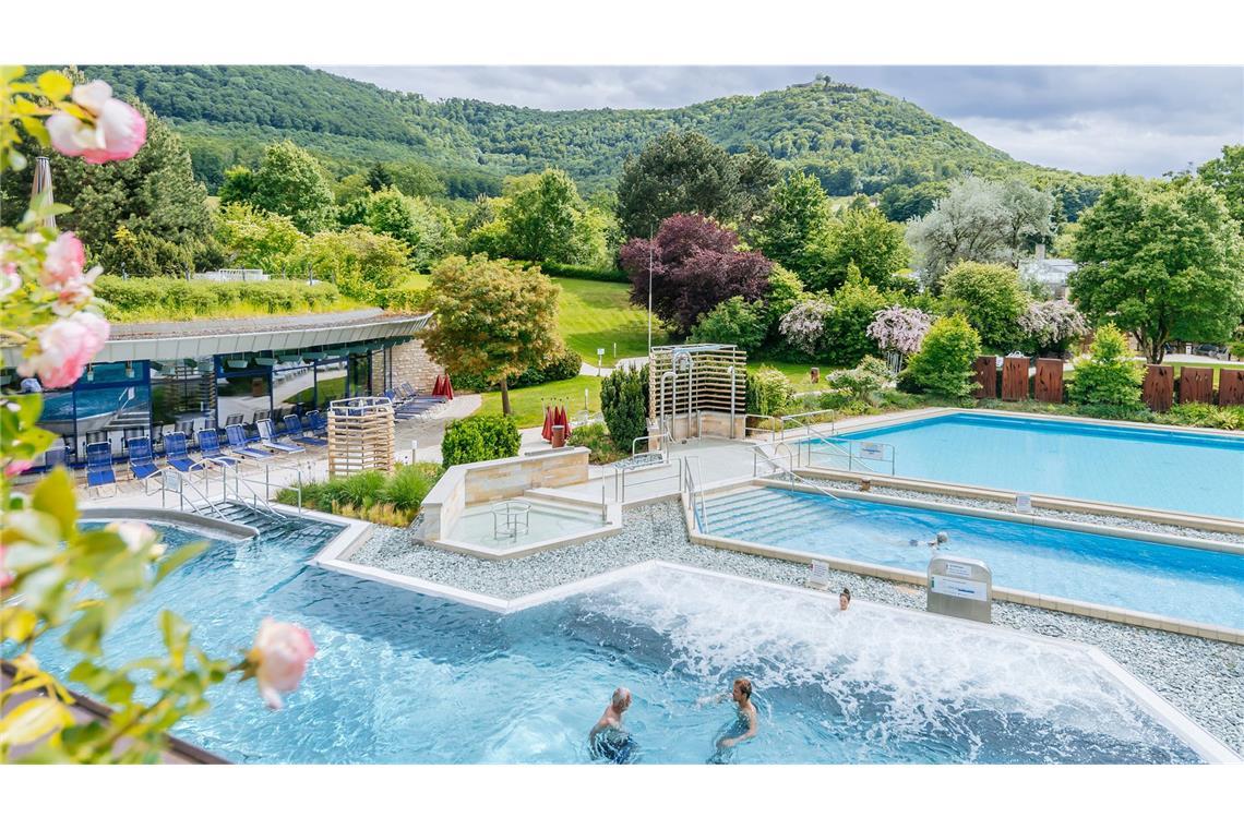 Mit Blick auf die Schwäbische Alb: Die Panorama Therme in Beuren.