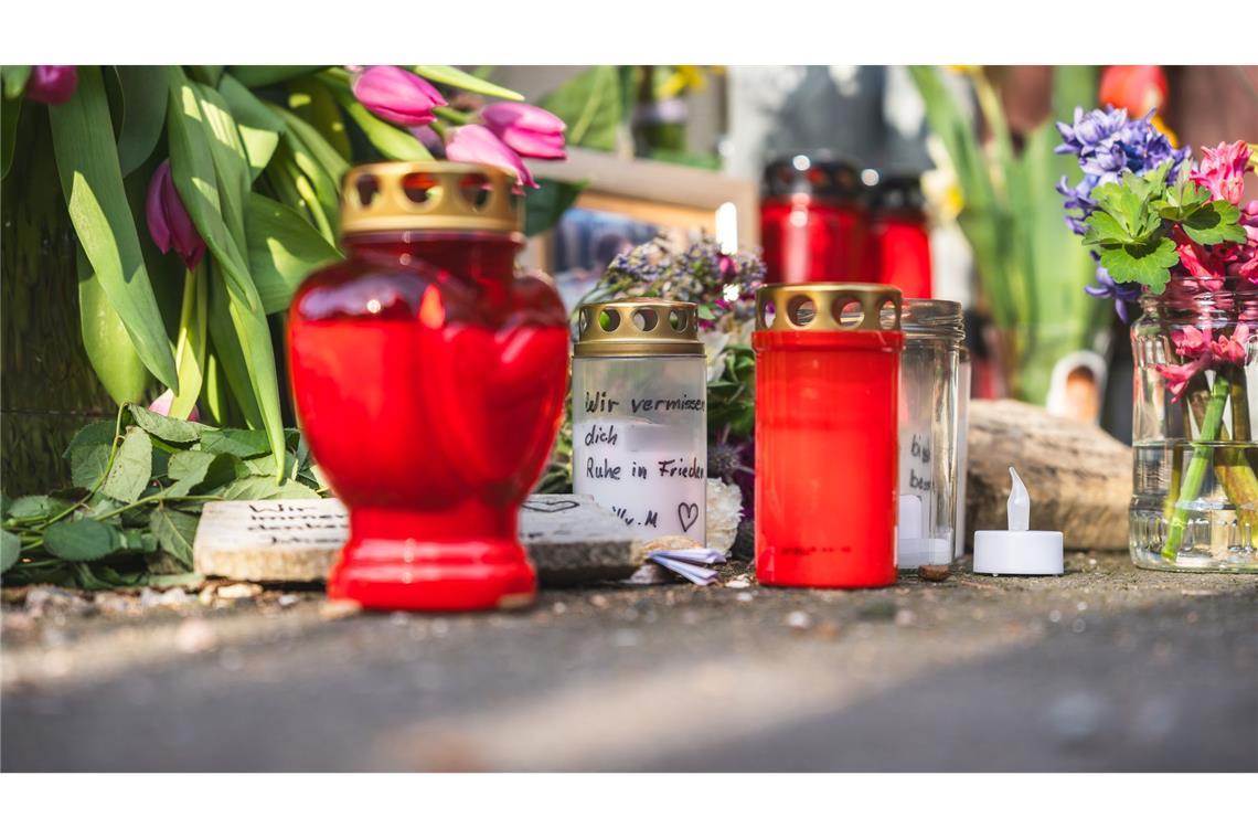 Trauer nach Tat im thüringischen Klettbach Mit Blumen, Kerzen und Botschaften drücken Menschen in Klettbach ihre Trauer aus.