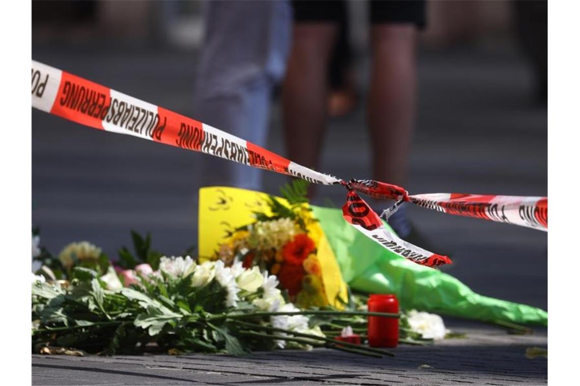Messerangriff in Würzburg - Auf der Suche nach dem Motiv Mit Blumen und Kerzen wird der Opfer von Würzburg gedacht. Foto: Karl-Josef Hildenbrand/dpa