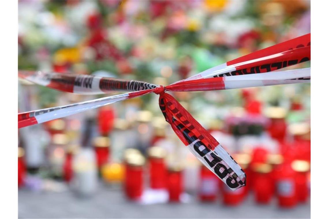 Mit Blumen und Kerzen wird in Würzburg der Opfer gedacht. Foto: Karl-Josef Hildenbrand/dpa