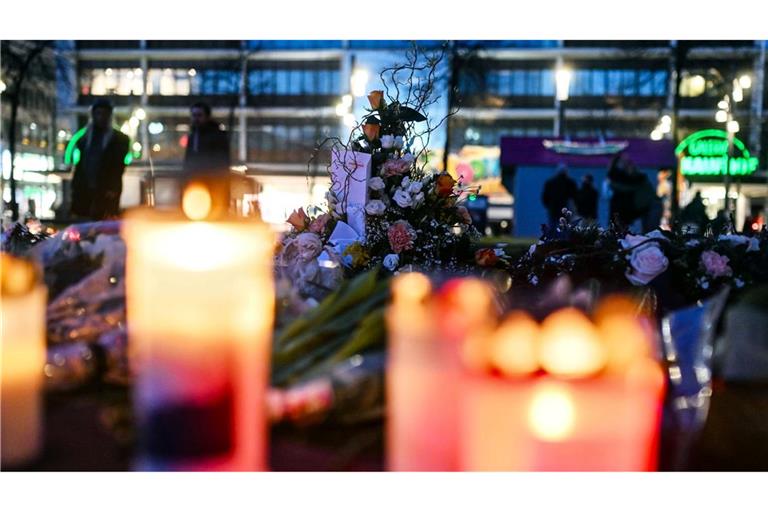 Mit Blumen und Kerzen wird nach der Todesfahrt der Opfer gedacht.