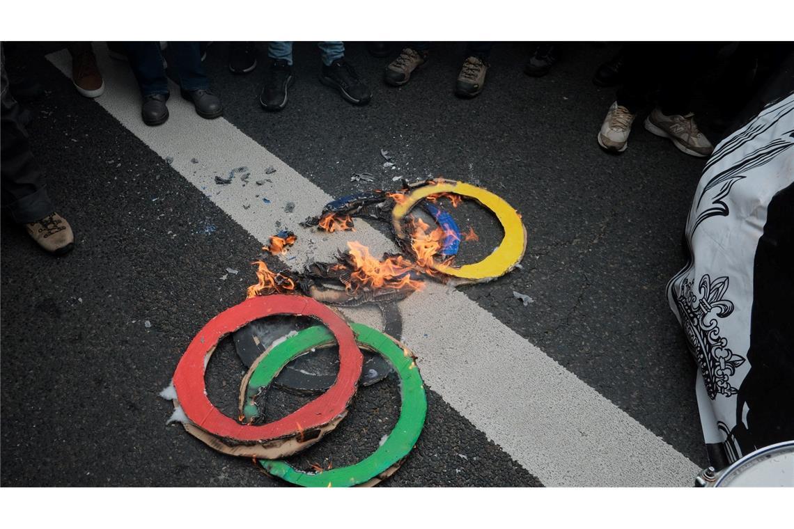 Mit brennenden Ringen machen einige Pariser am 1. Mai darauf aufmerksam, was sie wirklich von der Ausrichtung der Olympischen Spiele in ihrer Stadt halten.