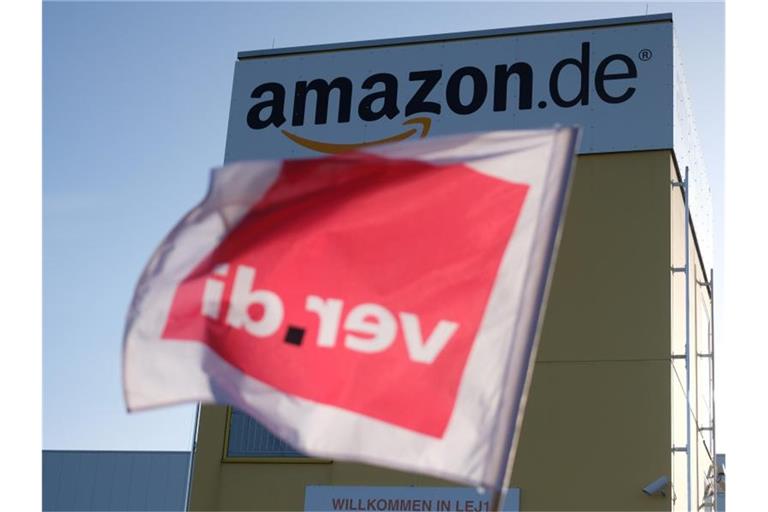 Mit bundesweit mehrtägigen Streiks beim Online-Händler Amazon will die Dienstleistungsgewerkschaft Verdi erneut Druck machen in ihrem jahrelangen Kampf für einen Einzelhandels-Tarifvertrag. Foto: Sebastian Willnow/dpa-Zentralbild/dpa