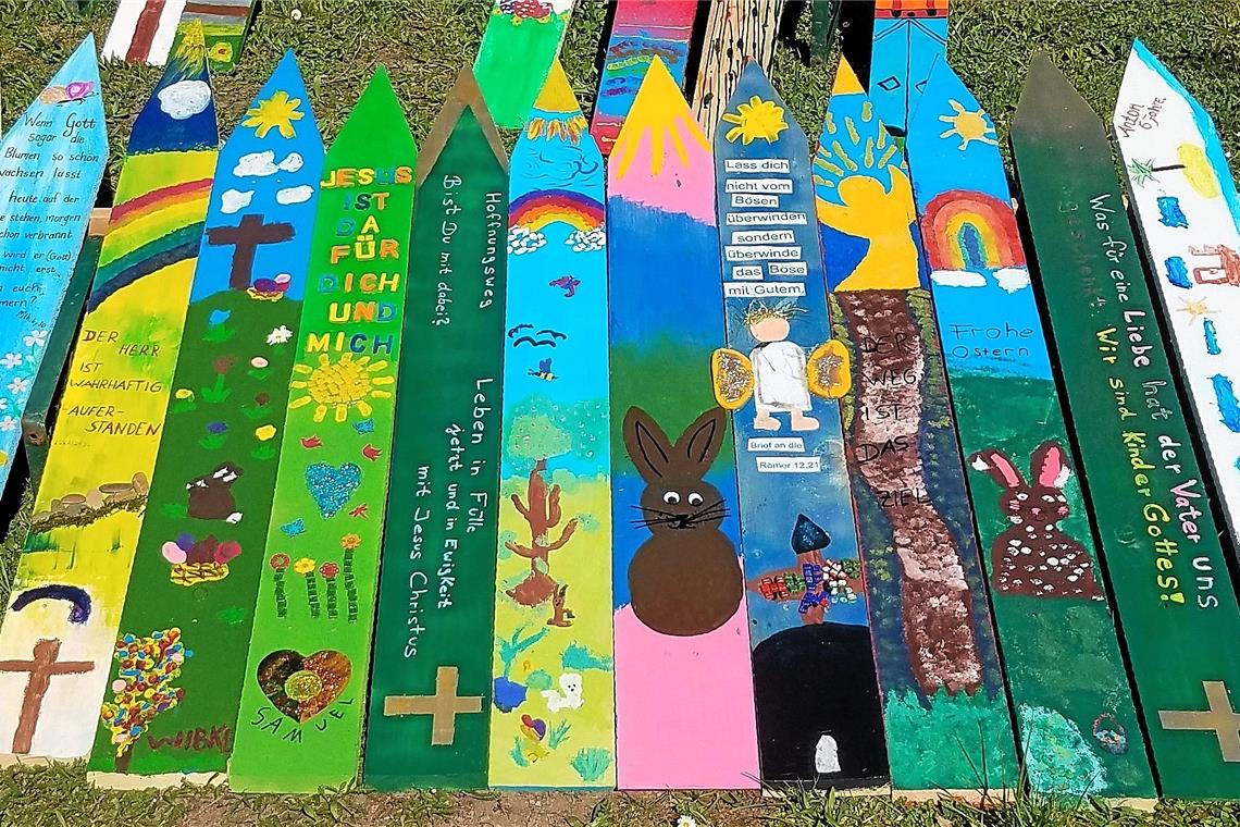 Kreative Mutmachaktionen für Kinder Mit bunt bemalten Zaunlatten will die Kirchengemeinde Brüden Hoffnung in Coronazeiten verbreiten. Foto: B. Körner