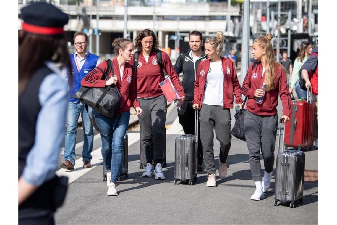 Mit Bus und Bahn geht es für die deutschen Fußballerinnen nach Valenciennes zum zweiten WM-Spiel gegen Spanien. Foto: Sebastian Gollnow