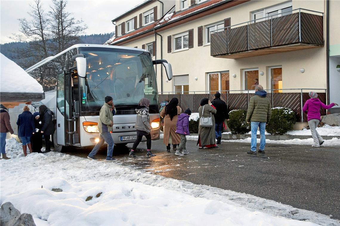 Mit Bussen wurden die Geflüchteten zu ihren vorläufigen Unterkünften gebracht, unter anderem im Januar 2016 nach Oberneustetten bei Murrhardt. Archivfoto: J. Fiedler