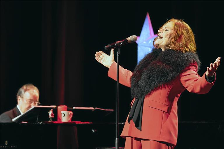 Mit Charme, Witz und musikalischer Vielfalt begeistern Pe Werner und Peter Grabinger ihr Publikum im Bürgerhaus.Foto: Alexander Becher