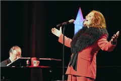 Mit Charme, Witz und musikalischer Vielfalt begeistern Pe Werner und Peter Grabinger ihr Publikum im Bürgerhaus.Foto: Alexander Becher