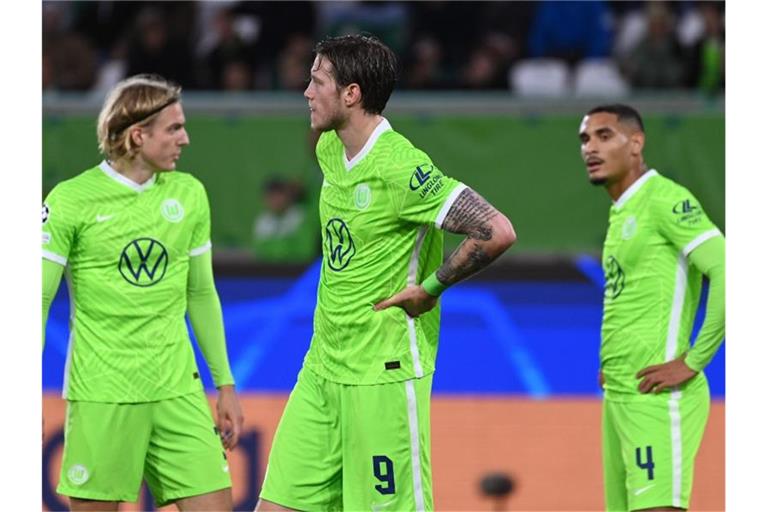 Mit dem 1:1 gegen den FC Sevilla nicht zufrieden: Wolfsburgs Sebastian Bornauw (l-r), Wout Weghorst und Maxence Lacroix. Foto: Swen Pförtner/dpa