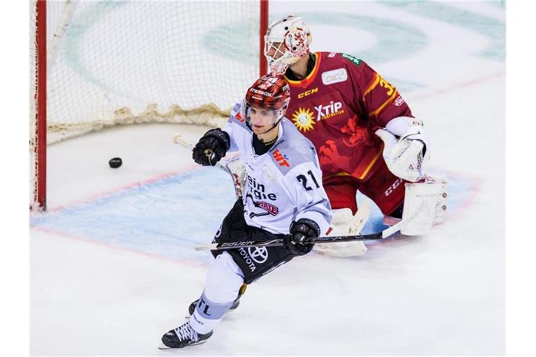 Mit dem 228. Derby Kölner Haie gegen die Düsseldorfer EG startet die DEL in die zweimal verschobene neue Saison. Foto: Rolf Vennenbernd/dpa