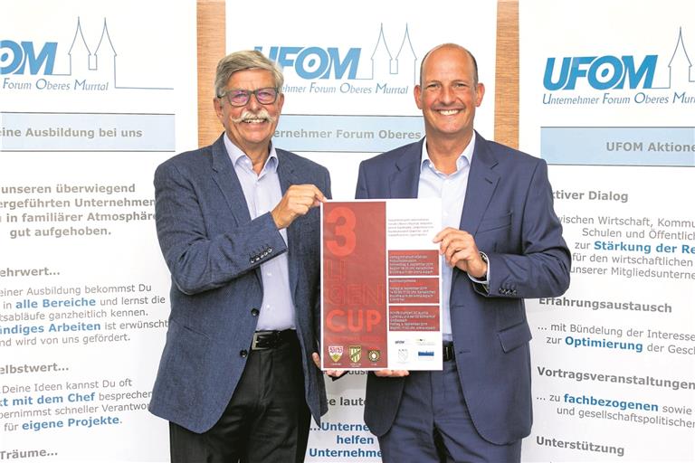 Mit dem „3-Ligen-Cup“ wollen Rolf Barreuther und Stefan Grotzke (von links) stellvertretend für das Ufom Jugendliche und Unternehmen zusammenbringen. Foto: Murrelektronik