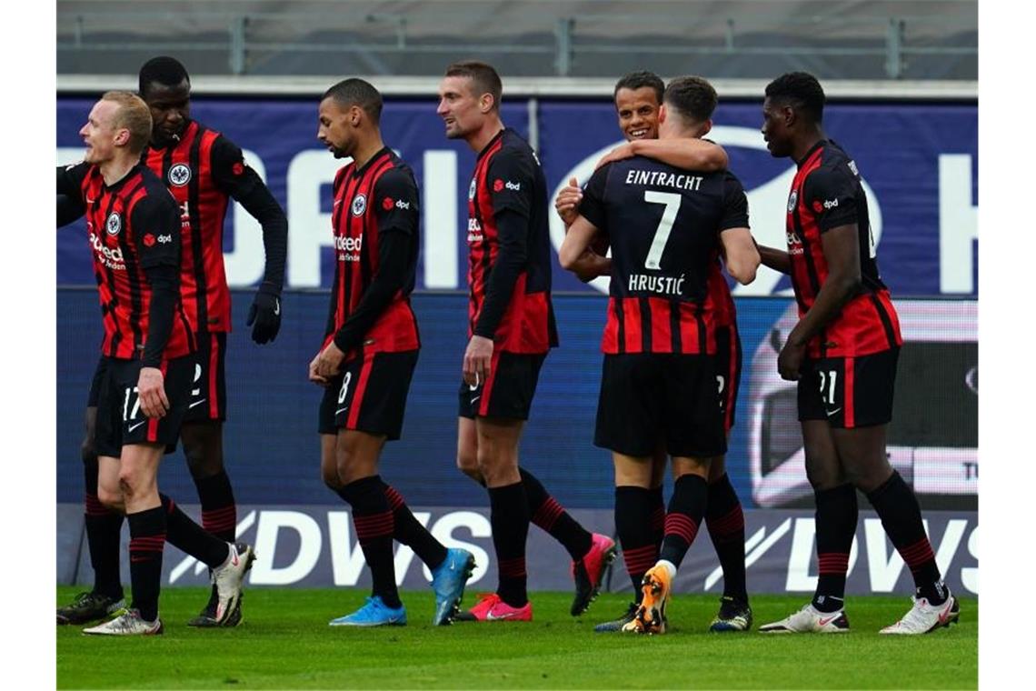 Frankfurt nach dem 5:2-Sieg: „Es war ein Spiel für Europa“ Mit dem 5:2-Sieg über Union Berlin ist die Eintracht der Königsklasse einen Schritt näher gekommen: Frankfurts Spieler jubeln. Foto: Uwe Anspach/dpa