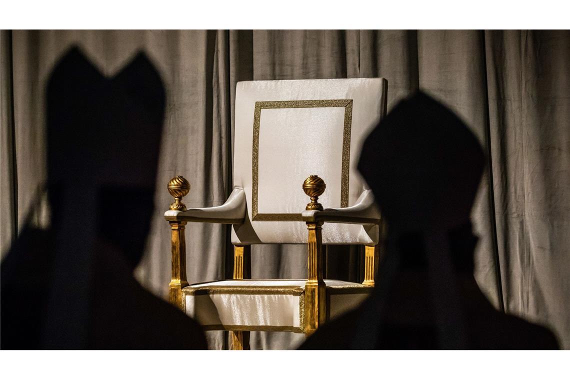 „Wenn der Papst stirbt, macht man einen Neuen“ Mit dem Ableben des Papstes beginnt die Sedisvakanz, die Zeit, in welcher der Heilige Stuhl unbesetzt ist.
