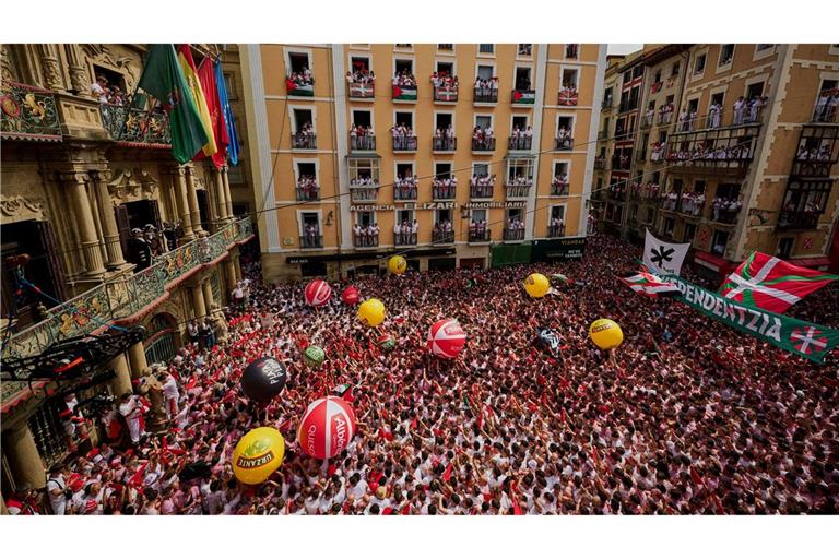 Mit dem Abschuss einer kleinen Rakete wurde am Sonntag das neuntägige Stadtfest San Fermín mit den berühmten Stierläufen in Pamplona eröffnet.
