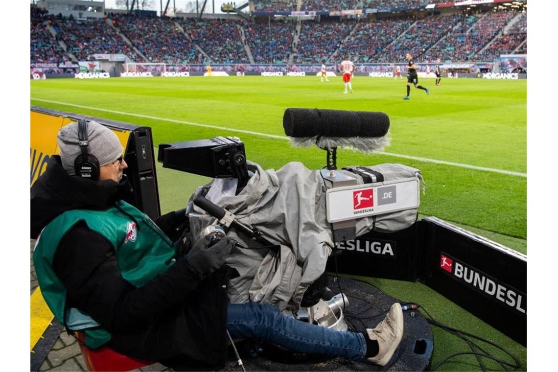 Wo Fußball-Bundesliga in der neuen Saison im TV zu sehen ist Mit dem Anpfiff der neuen Bundesliga-Saison startet an diesem Wochenende eine neue TV-Ära. Foto: Robert Michael/dpa