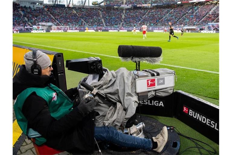 Mit dem Anpfiff der neuen Bundesliga-Saison startet an diesem Wochenende eine neue TV-Ära. Foto: Robert Michael/dpa