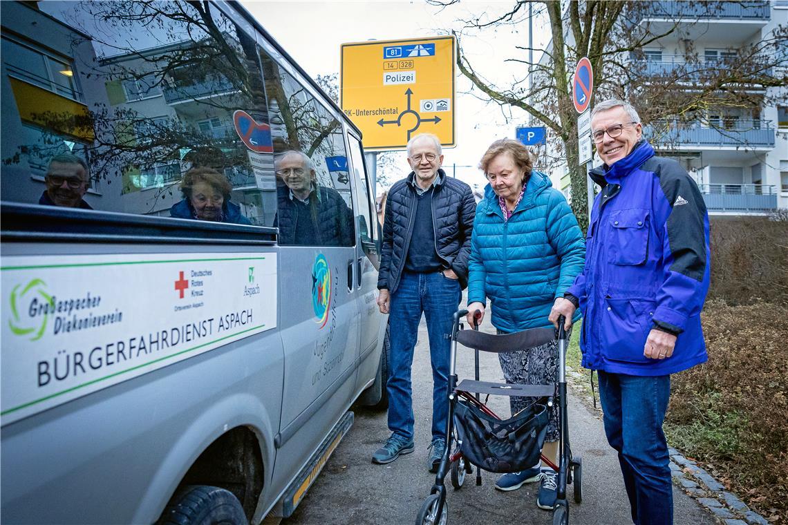 Mit dem Aspacher Bürgerfahrdienst bringt Fahrer Uwe Berlin (links) Frau Seidl zu einem Termin. Fahrer und Mitgründer Philip Beveridge ist stolz auf das Angebot in seiner Gemeinde. Foto: Alexander Becher
