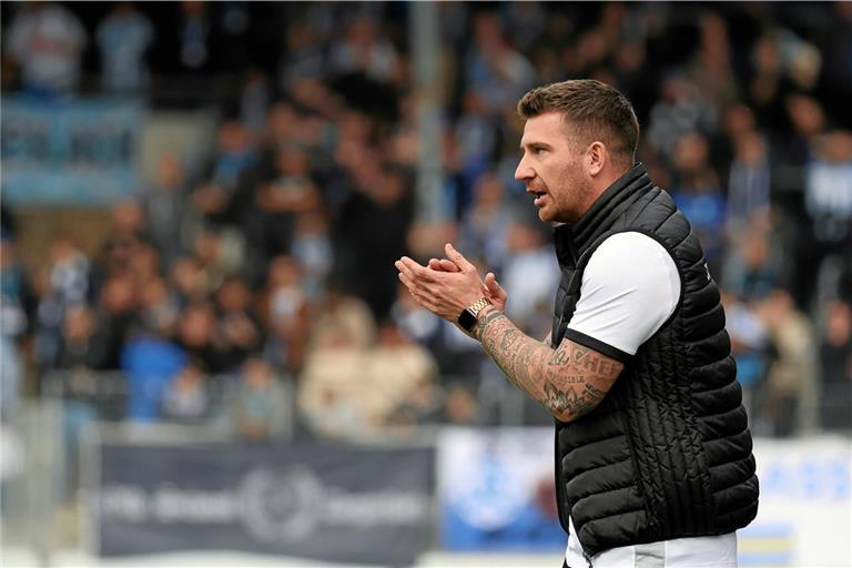 Mit dem Auftritt seiner Mannschaft bei der Generalprobe in Augsburg absolut einverstanden: Pascal Reinhardt. Archivfoto: Alexander Becher