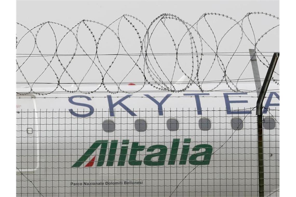 Letztes Flugzeug von Italiens Airline Alitalia gelandet Mit dem Aus soll auch die Marke Alitalia verkauft werden. Foto: Antonio Calanni/AP/dpa