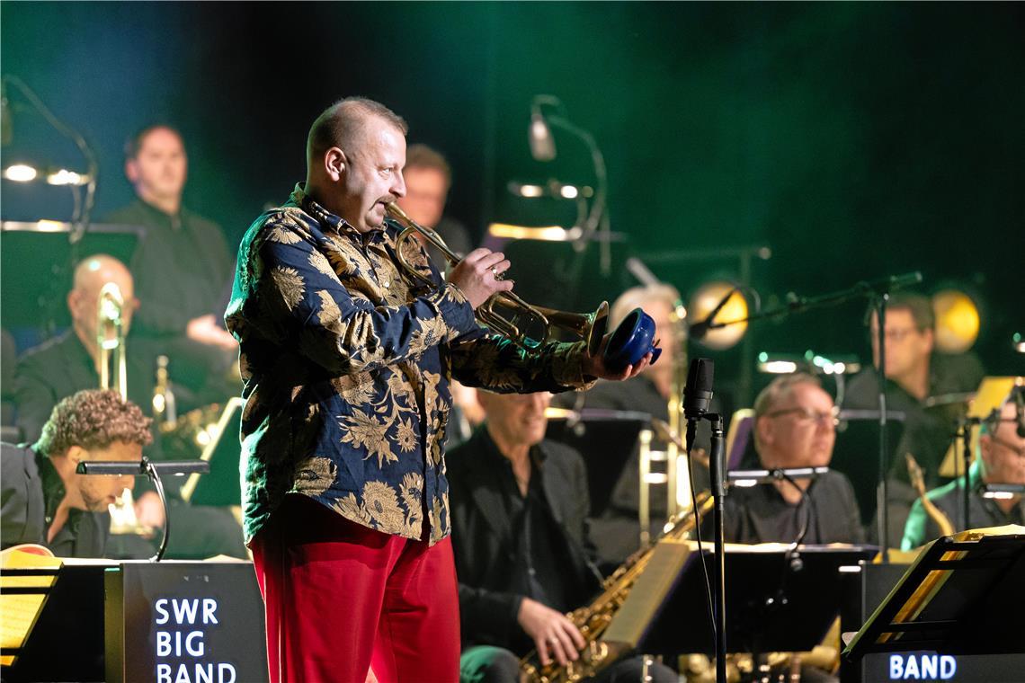 Jazz von New Orleans bis in die bayerischen Alpen Mit dem blauen Plunger erreicht Thomas Gansch die typisch quäkenden Töne des Jazz aus New Orleans. Foto: Alexander Becher