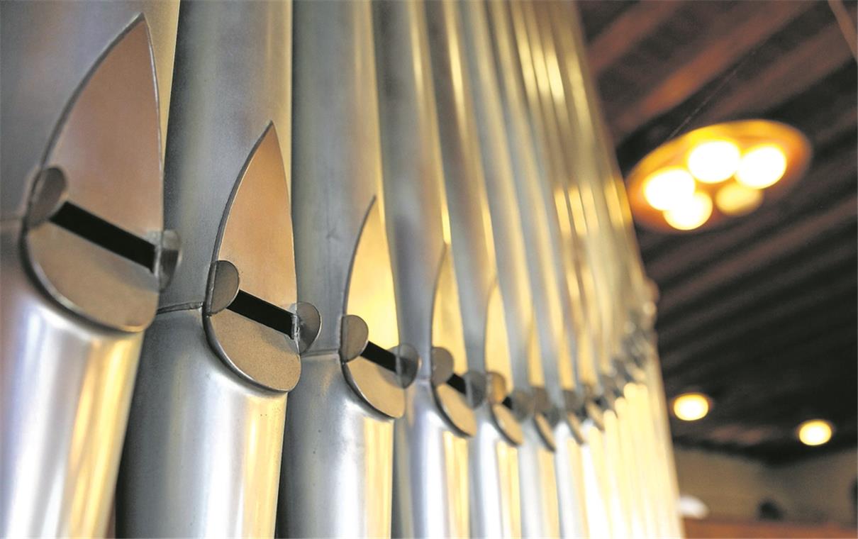 Die Stiftskirche im Fokus Mit dem Blick fürs Detail hat Christian Schleicher die Orgelpfeifen der Stiftskirche vor die Linse genommen. Sein Foto ziert das Kalenderblatt im Monat April. Foto: C. Schleicher