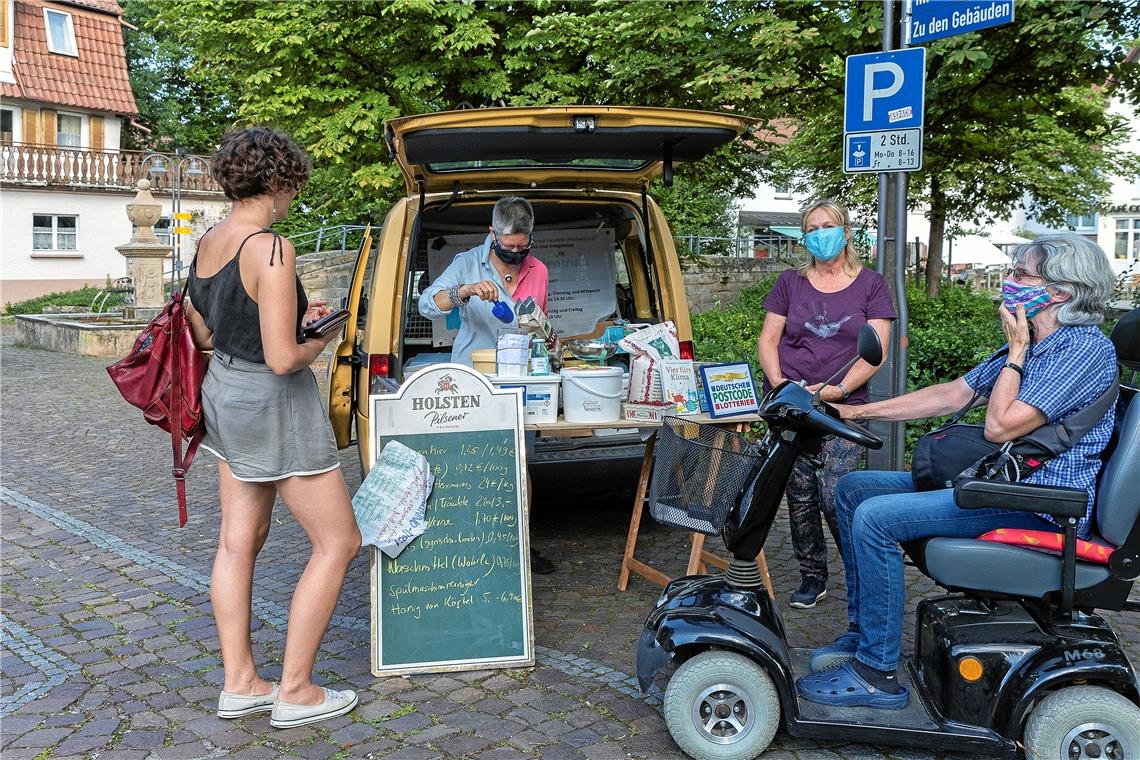 Mit dem Brunnomobil in Weissach unterwegs: Die Vielfaltspuzzlerinnen Silke Müller-Zimmermann (hinter dem Verkaufsstand) und Sabine Löchelt (rechts daneben) möchten mit ihren Angeboten ein neues Miteinander schaffen und suchen den Kontakt zu den Menschen. Foto: J. Fiedler