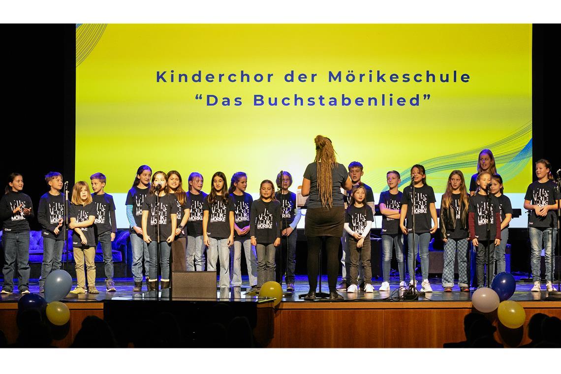 Mit dem „Buchstabenlied“ besingt der Chor der Mörikeschule die Bedeutung der Sprache und fantasievoller Geschichten. Fotos: Alexander Becher