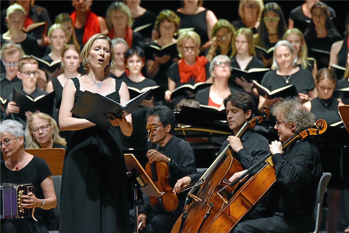 Beeindruckendes Werk für Chor und Tangoorchester Mit dem Chor, dem Orchester Sinfonia 02 und den Solisten baut sich auf der Bühne ein eindrucksvolles Bild in Schwarz-Weiß mit roten Akzenten auf. Foto: Tobias Sellmaier