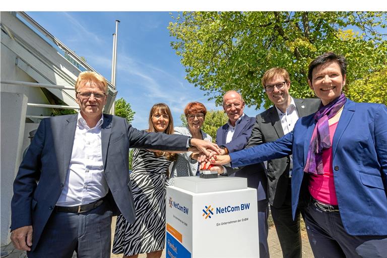 Mit dem Druck auf den roten Knopf geht’s los (von links): Spiegelbergs Bürgermeister Uwe Bossert, Aspachs Rathauschefin Sabine Welte-Hauff, CDU-Bundestagsabgeordnete Inge Gräßle, Staatssekretär Wilfried Klenk, Bürgermeister Markus Kleemann aus Oberstenfeld und Beilsteins Bürgermeisterin Barbara Schoenfeld nehmen das Glasfasernetz, das im Rahmen des interkommunalen Breitbandprojektes Syna-Trasse Stocksberg erstellt wurde, offiziell in Betrieb. Foto: Alexander Becher