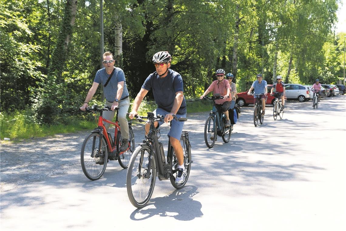Mit dem E-Bike unterwegs zu sein, birgt so manche Gefahr. Das Backnanger Seniorenbüro hat deshalb eine Übungsfahrt angeboten, bei der Eigenheiten des Rads erklärt wurden. Foto: J. Fiedler