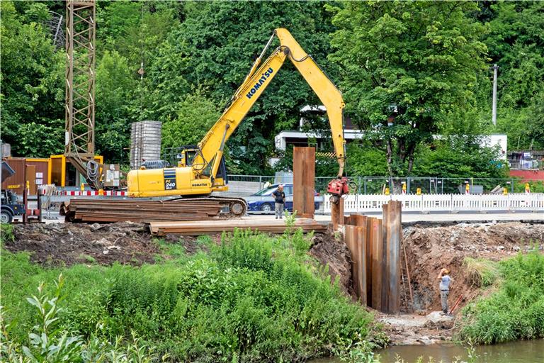 Mit dem Einbau von Spundwänden begannen jetzt die Arbeiten für den Neubau des Hochwasserpumpwerks in der Talstraße.Archivfoto: A.Becher