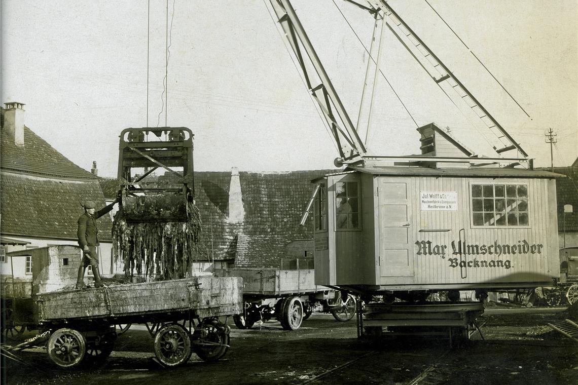 Ein Greifkran für die Lederindustrie Mit dem elektrischen Greifkran wurden die Waren be- und entladen. Repro: P. Wolf