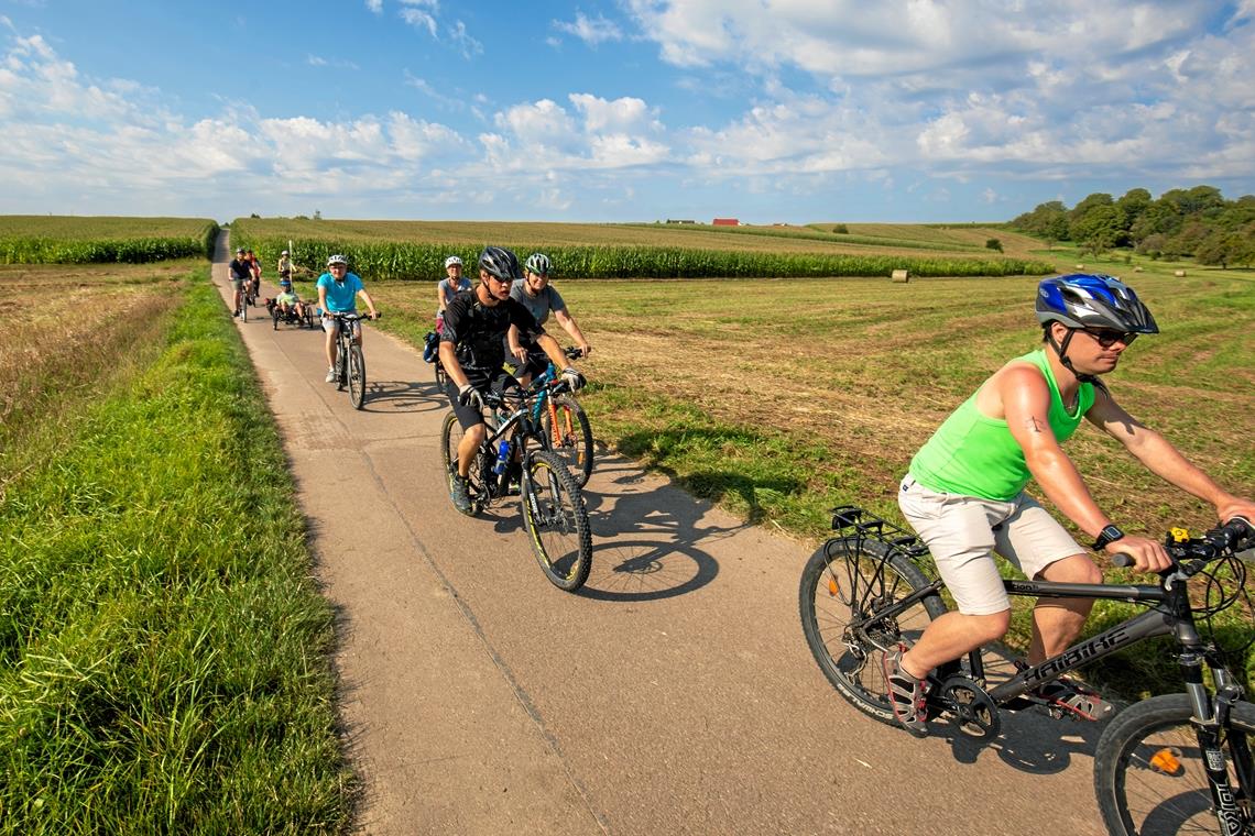 Mit dem Fahrrad geht’s auf zwei und auch auf drei Rädern auf gut ausgebauten Wirtschaftswegen durch die Natur. Foto: A. Becher