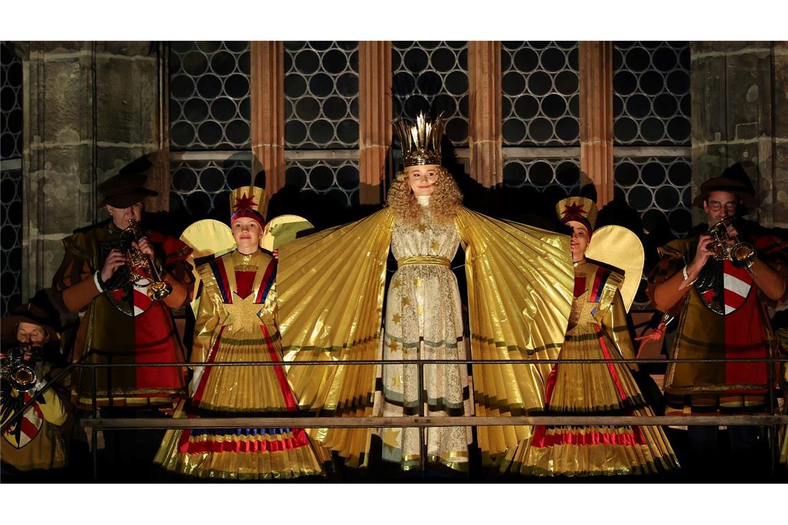 Mit dem feierlichen Prolog eröffnet Nora Falk, das neue Nürnberger Christkind, auf der Empore der Frauenkirche offiziell den Nürnberger Christkindlesmarkt 2025.