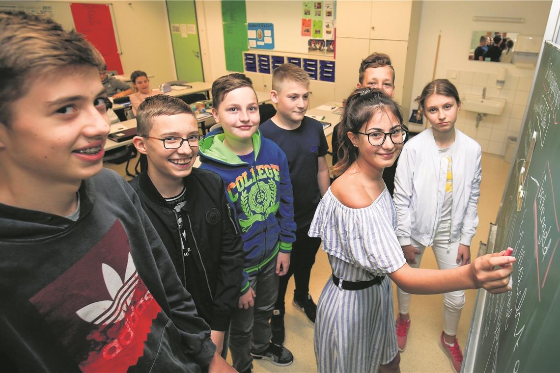 Mit null bis 50 Euro aufs Straßenfest Mit dem Geld, das sie monatlich erhalten, kommen Paul, Robin, Alex, Alexander, Seli, Axel und Jessika (von links) gut aus. Foto: A. Becher