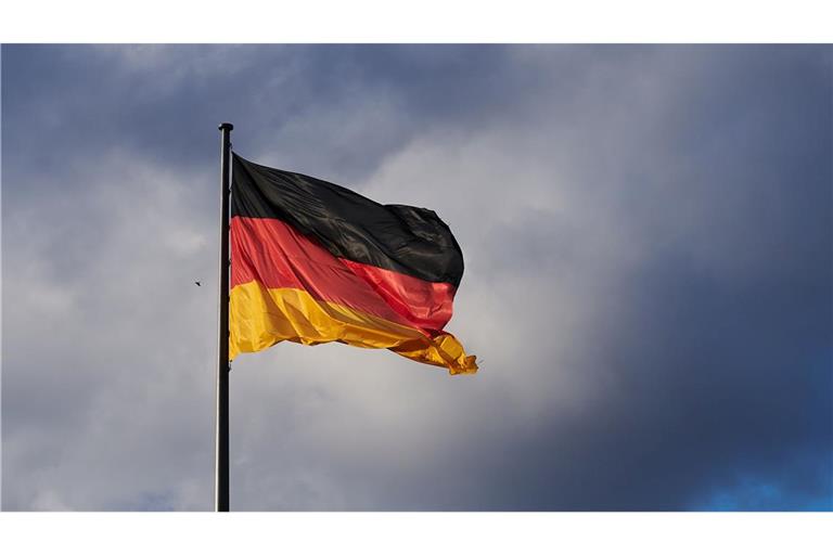Mit dem Gemeinschaftsgefühl zwischen Ost- und Westdeutschland geht es einer Umfrage nach wieder abwärts. (Archivbild)
