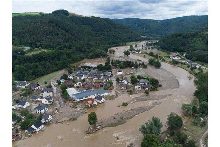 Mit dem Klimawandel nimmt Extremwetter zu. Architekten, der Städtetag und die Baubranche fordern nun, Städte und Infrastruktur gegen den Klimawandel zu rüsten. Foto: Boris Roessler/dpa