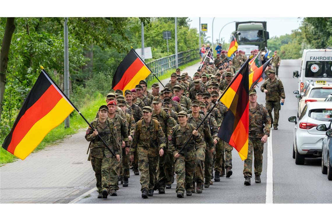 120 Kilometer: Soldaten marschieren in Gedenken an Gefallene Mit dem Marsch gedenken die Teilnehmer der im Dienst verstorbenen Soldaten.