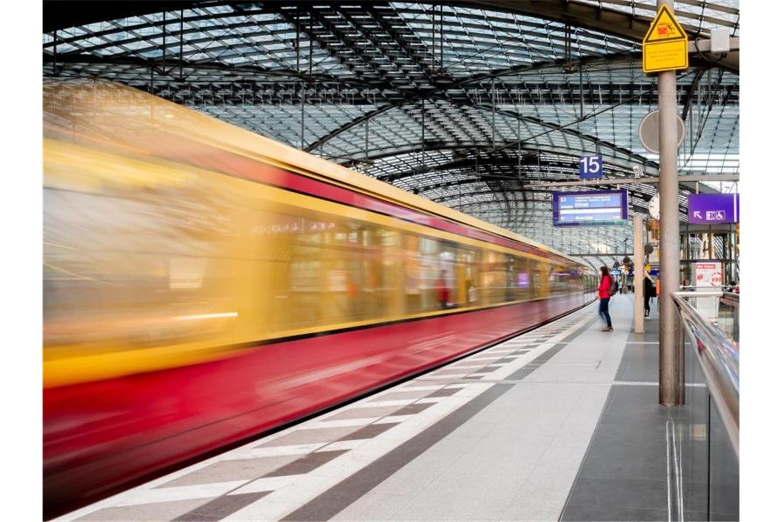 Mit dem Nahverkehrs-Abo durch ganz Deutschland fahren: Rund 700.000 Menschen haben das Angebot genutzt. Foto: Christoph Soeder/dpa