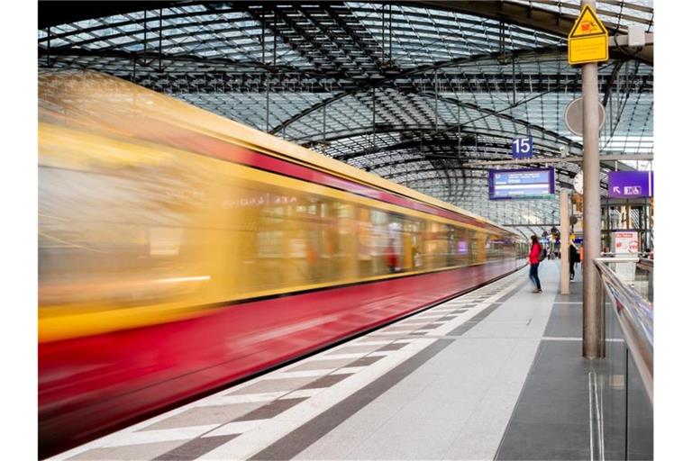 Mit dem Nahverkehrs-Abo durch ganz Deutschland fahren: Rund 700.000 Menschen haben das Angebot genutzt. Foto: Christoph Soeder/dpa