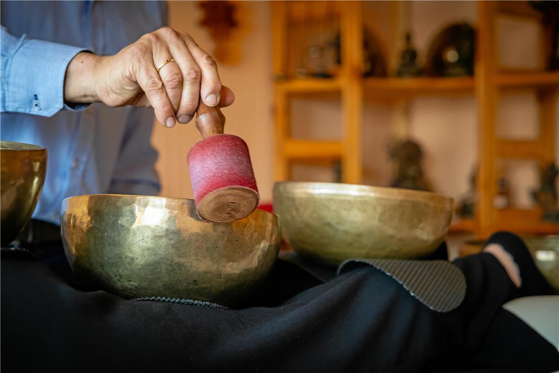 Mit dem Reibeholz fährt Ralf Dietrich am Rand der Schalen entlang, wodurch ein besonders intensiver Klang entsteht.