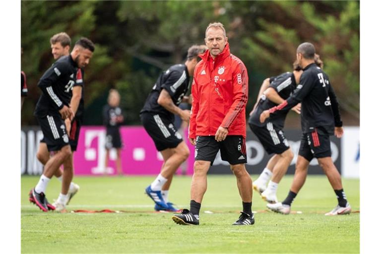 Mit dem sechsten Titel in einer Saison könnte Trainer Hansi Flick sein grandioses Bayern-Werk vollenden. Foto: Matthias Balk/dpa
