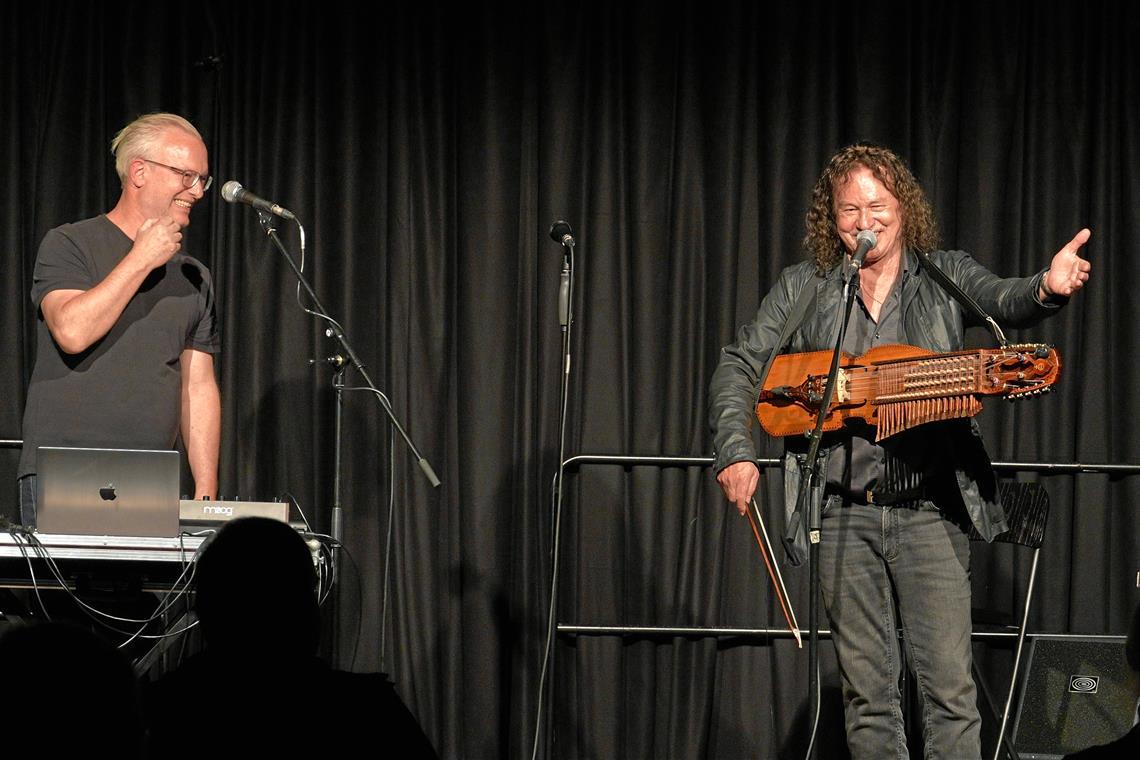 Mit Thomas Roth auf der Nyckelharpa-Reise Mit dem Sounddesigner Stephen Elzenbeck steht Thomas Roth (rechts) in der Belinda nicht zum ersten Mal auf der Bühne. Foto: Ingrid Knack
