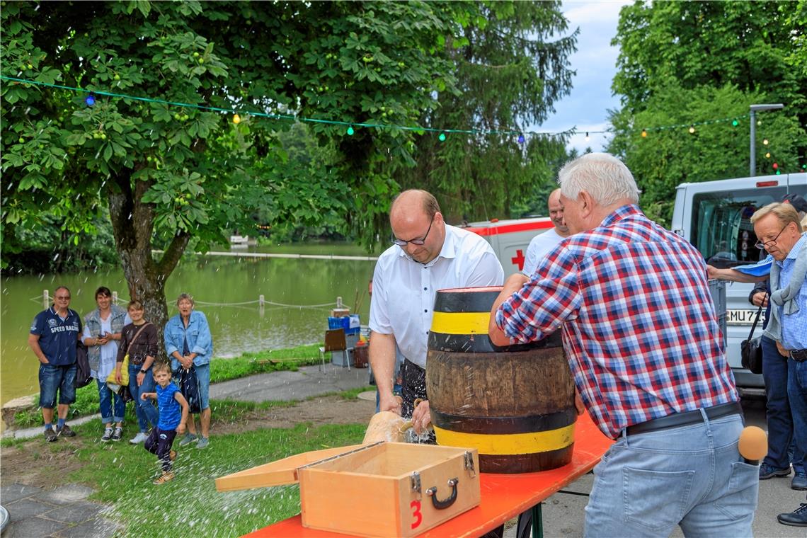 Mit dem traditionellen Fassanstich eröffnet Bürgermeister Armin Mößner das Fest.