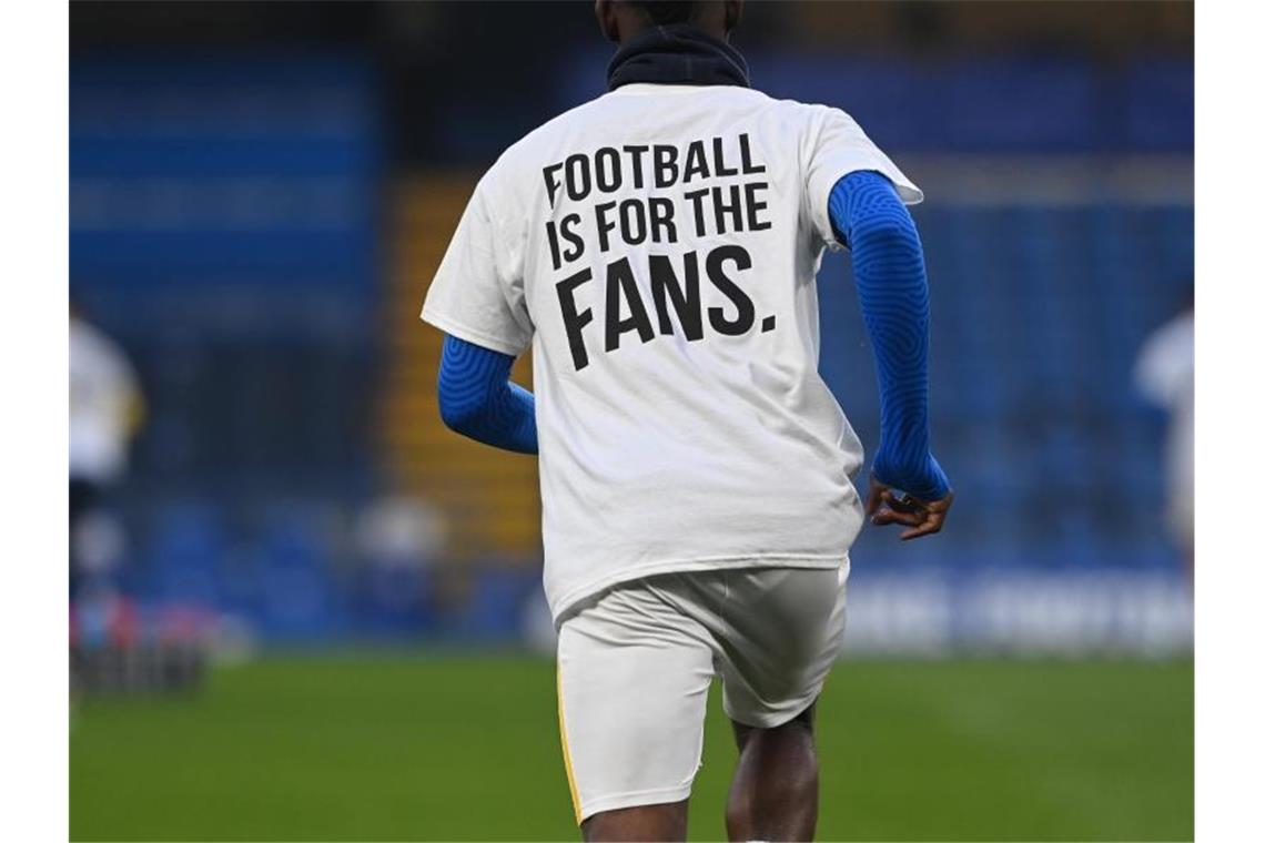 Mit dem Trikot mit der Aufschrift „Football is for the Fans“ protestieren Spieler von Brighton and Hove Albion gegen die Super League. Foto: Neil Hall/PA Wire/dpa