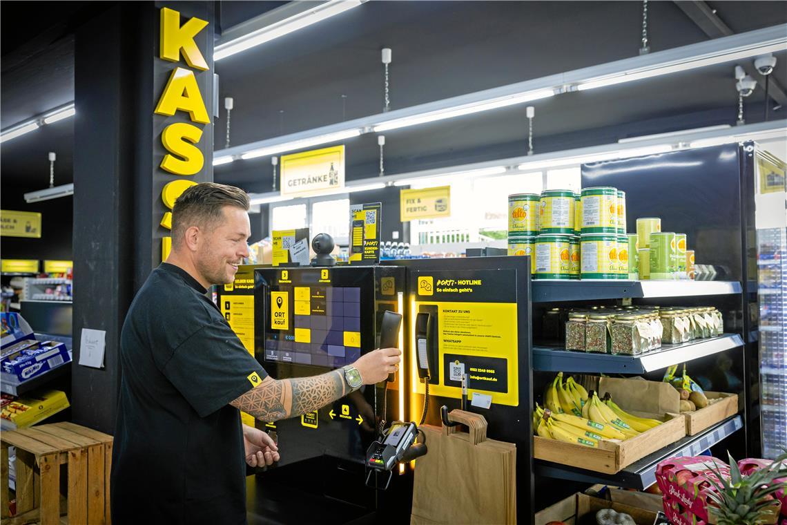 Wird Ortkauf in Althütte neben Netto bestehen? Mit dem Umsatz in seinem Supermarkt in Althütte ist Geschäftsführer Christoph Sarnowski sehr zufrieden. Neu ist ein Hotlinetelefon neben der Kasse. Damit können sich die Kunden bei Problemen an die Zentrale wenden. Foto: Alexander Becher