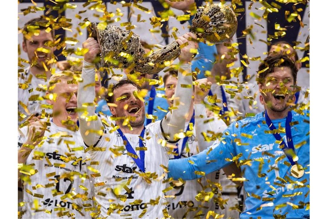 THW Kiel feiert Rückkehr auf Europas Handball-Thron Mit dem unerwartet klaren 33:28-Sieg im Finale gegen den FC Barcelona krönten sich die Kieler in Köln zum vierten Mal nach 2007, 2010 und 2012 zu Europas bester Vereinsmannschaft. Foto: Marius Becker/dpa
