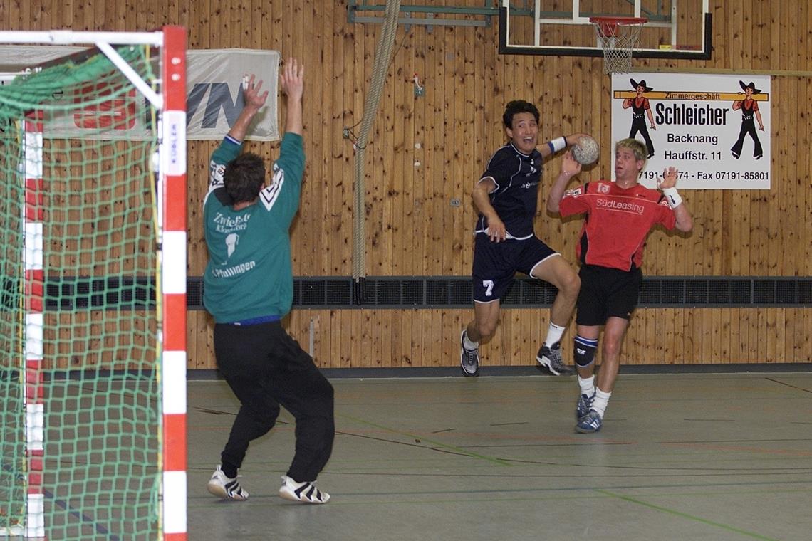 Mit dem VfL Gummersbach nahm Welthandballer Kyung-Shin Yoon im Jahre 2001 den Siegerpokal vom Handball-Cup in Backnang mit nach Hause. Foto: Andrea Wahl