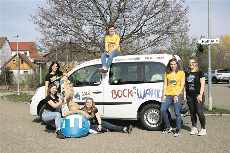 Mit dem Wahlmobil im Weissacher Tal und in Althütte unterwegs (von links): Melanie Rautscher vom Kreisjugendring (stehend) zusammen mit den Jugendlichen Nastassja, Paula, Tabea (auf dem Autodach), Ann-Kathrin und Nina. Gemeinsam wollen sie Bock auf Wahl machen. Foto: J. Fiedler
