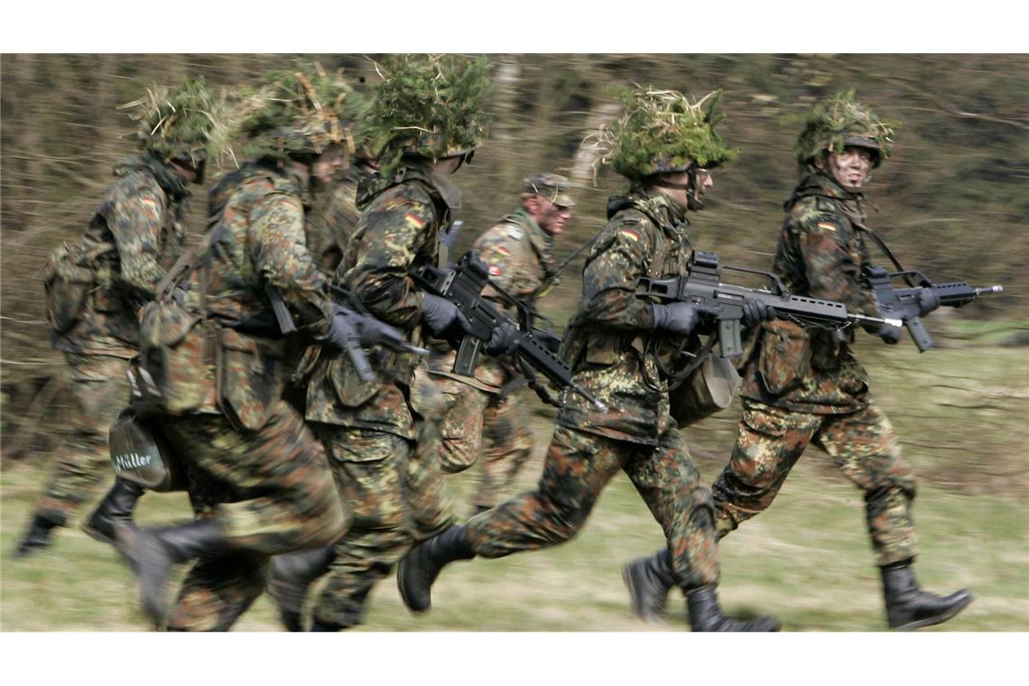 Was beim Wehrdienst geplant ist und worüber gestritten wird Mit dem Wehrdienstgesetz erhofft sich die Regierung mehr Klarheit darüber, wie viele junge Menschen für die Truppe in Frage kämen, und auch mehr Freiwillige.
